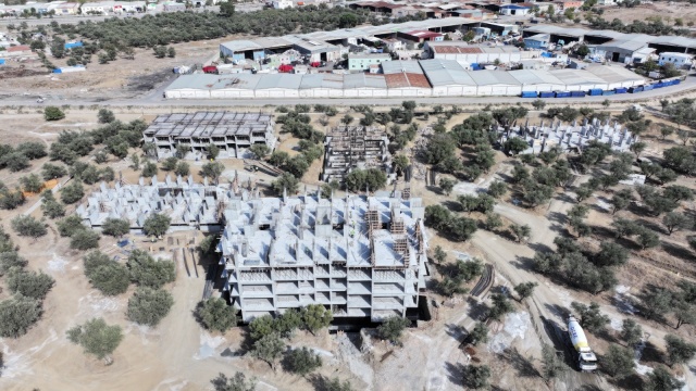 Evler Bir An Önce Teslim Edilecek
Manisa Büyükşehir Belediye Başkanı Ferdi Zeyrek projede hızlı bir ilerleme sağlandığını belirterek, “Hak sahiplerine evlerini bir an önce teslim edeceğiz. SpilKent Toplu Konut, kentsel dönüşüm ve gelişim projesinde; 1. etap olan 32 bin 174 metrekare alanda 832 daire, 2. etap olan 23 bin 741 metrekare alanda 624 daire olarak konut ve ticaret alanları inşa ediyoruz. Manisalıların, yürüyüş yolları, spor alanları, açık yüzme havuzları ve çocuk oyun alanları bulanan günümüz şartlarına uygun bir kentte yaşamasını hedefliyoruz” dedi.