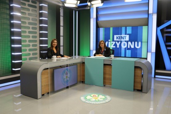 Genel Müdür Yardımcısı Başaran’da Su Bedelleri ile ilgili Çarpıcı Açıklamalar
MASKİ Genel Müdür Yardımcısı Şehnaz Başaran, Manisa Web TV ekranına konuk olarak su hizmetleri ve bedelleri ile ilgili çarpıcı açıklamalarda bulundu. Başaran, enflasyon oranlarının çift haneli rakamlarda olduğu ülkemizde özellikle elektriğe, doğalgaza ve benzeri tüketim ürünlerine sürekli zam yapıldığını vurgulayarak, Manisalıların kartlı sayaçta suyu yüzde 10 indirimli kullandığını ve 2 yıldır da suya aynı tarife üzerinden ödeme yaptıklarını söyledi.
Manisa Su ve Kanalizasyon İdaresi (MASKİ) Genel Müdür Yardımcısı Şehnaz Başaran, su hizmetleri ile ilgili olarak Manisa Web TV ekranlarında yayınlanan Kent Vizyonu programında açıklamalarda bulundu. MASKİ’nin Manisa’ya 800 milyon TL yatırım yaptığını ve bu yatırım bedelinin su gelirleri ile karşılandığını söyleyerek konuşmasına başlayan Başaran, elektriğe 2017 yılında yüzde 74 oranında zam yapılmasına rağmen Manisalıların 2 yıldır suyu aynı tarife üzerinden kullandıklarını vurguladı. İlçe belediyelerinden aldıkları su borçlarının hala 7 milyon TL’lik kısmının tahsil edilemediğini sözlerine ekleyen Başaran, kimlik bilgileri dahi oluşturmadan abonelikler yapıldığını gördüklerini söyledi. İşte Başaran’ın açıklamalarından öne çıkan konu başlıkları:
Kartlı su sayacı aboneleri suya yüzde 10 daha az para ödüyor
Elektronik kartlı su sayacı ile ilgili olarak bugüne kadar olumlu veya olumsuz birçok geri dönüş aldıklarını ifade eden Başaran, “Mekanik sayaca göre abonelerimiz, suyu yüzde 10 daha indirimli kullanıyor. Manisa merkezde bir abone suyun metreküpüne 2,90 TL para ödüyor. 2017 yılı Ocak-Aralık ayları arasında mekanik sayaç kullanan bir abonenin 10 metreküp suya 43,92 TL, elektronik kartlı su sayacı kullanan abonelerin ise 39,81 TL ödediklerini görüyoruz. Bununla birlikte 2018 yılında suya zam yapılmadı. 2017 yılı fiyatları üzerinden aboneler su kullanmaya devam ediyor” dedi.  
Elektriğe yüzde 74 zam geldi
2017 yılında sondajlardan hanelere su ulaştırmak için ödedikleri bedelin 45 milyon TL’den, 75 milyon TL’ye çıktığını belirten Başaran, “Elektriğe yüzde 74 zam geldi. Bizim sadece su gelirlerimiz var ve bu gelirlerle çalışmalarımızı yürütüyoruz. İlimiz genelinde suyun yüzde 90’ı sondajlardan karşılanıyor. Suyu yüksek bedellerle temin ediyoruz. Bu durumu Manisalılara hissettirmemek için uğraş veriyoruz” açıklamalarında bulundu.
3 liralık “hat bakım ve işletim bedeli” sayaçlardan alınmıyor
3 liralık hat bakım ve işletim bedelinin vatandaşların kullandıkları su sayaçlarının bakımı için alınmadığını açıklayan Başaran, “3 liralık hat bakım ve işletim bedelini abonelerimiz, sayaç bakım bedeli olarak algılıyor. Atıksu arıtma tesislerinin işletilmesi, sondajların açılması, yağmursuyu, içme suyu ve kanalizasyon hatlarının döşenmesi ile bakımı ve dere ıslahları gibi yatırımlar dolayısı ile hat bakım ve işletim bedeli tahsil ediyoruz. MASKİ’nin yatırımları 800 milyon TL’ye ulaştı. Su gelirlerimizden başka gelirimiz yok. Alınan bedel bütçemizi toparlamak için minik bir dokunuş” dedi. Açıklamalarına diğer kurumlardaki bakım bedeli ile devam eden Başaran, “18 büyükşehir belediyesinde vatandaşlardan bakım bedeli alınıyor. Aynı şekilde elektrik faturalarında da iletim bedelini hepimiz ödüyoruz” açıklamasını yaptı.
Aboneler mağdur olmasın diye her türlü önlem alınıyor
Kiosklar, MASKİ Pratikler ve gişelerden abonelerin ödemelerini yaptığını belirten Başaran, “Manisalıların kartlı sayaçlara avans yükleme imkanı var. Hafta sonu ya da resmi tatillerde kartınızda avans dahi bitse, sular kesilmiyor. Manisalılar mağdur olmasın diye her türlü önlemi alıyoruz. Ayrıca, depozito sorunu yok. Sayacınızın sahibi oluyorsunuz. Kiracı ev sahibi tartışmaları bitti” ifadelerini kullandı.
Suya artık çok zor ulaşılıyor
Temiz su kaynaklarının dünya genelinde hızla tükendiğini söyleyen Başaran, kartlı su sayacının diğer avantajlarına bakıldığında, abonelerin suyu daha tasarruflu kullanmaya başladıklarını vurguladı. Başaran, “2016, 2017 ve 2018 yılında bir örneklem yapabilmek için aynı abonelerimizin su tüketim miktarlarını takip ettik. Çok ciddi olarak su tüketiminde bir azalma olduğunu gördük. Geçmişe göre yüzde 10 seviyesinde daha az bir kullanımla karşılaştık. Suya artık çok zor ulaşılıyor. Su bilimcileri, petrol savaşlarının yerini su savaşlarının alacağını söylüyor. Bize düşen görev de bu su kaynaklarını koruyarak, gelecek nesillere ulaşmasını sağlamak” dedi.