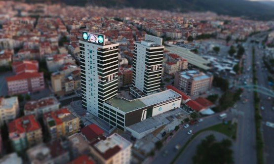 Genel Müdür Yardımcısı Başaran’da Su Bedelleri ile ilgili Çarpıcı Açıklamalar
MASKİ Genel Müdür Yardımcısı Şehnaz Başaran, Manisa Web TV ekranına konuk olarak su hizmetleri ve bedelleri ile ilgili çarpıcı açıklamalarda bulundu. Başaran, enflasyon oranlarının çift haneli rakamlarda olduğu ülkemizde özellikle elektriğe, doğalgaza ve benzeri tüketim ürünlerine sürekli zam yapıldığını vurgulayarak, Manisalıların kartlı sayaçta suyu yüzde 10 indirimli kullandığını ve 2 yıldır da suya aynı tarife üzerinden ödeme yaptıklarını söyledi.
Manisa Su ve Kanalizasyon İdaresi (MASKİ) Genel Müdür Yardımcısı Şehnaz Başaran, su hizmetleri ile ilgili olarak Manisa Web TV ekranlarında yayınlanan Kent Vizyonu programında açıklamalarda bulundu. MASKİ’nin Manisa’ya 800 milyon TL yatırım yaptığını ve bu yatırım bedelinin su gelirleri ile karşılandığını söyleyerek konuşmasına başlayan Başaran, elektriğe 2017 yılında yüzde 74 oranında zam yapılmasına rağmen Manisalıların 2 yıldır suyu aynı tarife üzerinden kullandıklarını vurguladı. İlçe belediyelerinden aldıkları su borçlarının hala 7 milyon TL’lik kısmının tahsil edilemediğini sözlerine ekleyen Başaran, kimlik bilgileri dahi oluşturmadan abonelikler yapıldığını gördüklerini söyledi. İşte Başaran’ın açıklamalarından öne çıkan konu başlıkları:
Kartlı su sayacı aboneleri suya yüzde 10 daha az para ödüyor
Elektronik kartlı su sayacı ile ilgili olarak bugüne kadar olumlu veya olumsuz birçok geri dönüş aldıklarını ifade eden Başaran, “Mekanik sayaca göre abonelerimiz, suyu yüzde 10 daha indirimli kullanıyor. Manisa merkezde bir abone suyun metreküpüne 2,90 TL para ödüyor. 2017 yılı Ocak-Aralık ayları arasında mekanik sayaç kullanan bir abonenin 10 metreküp suya 43,92 TL, elektronik kartlı su sayacı kullanan abonelerin ise 39,81 TL ödediklerini görüyoruz. Bununla birlikte 2018 yılında suya zam yapılmadı. 2017 yılı fiyatları üzerinden aboneler su kullanmaya devam ediyor” dedi.  
Elektriğe yüzde 74 zam geldi
2017 yılında sondajlardan hanelere su ulaştırmak için ödedikleri bedelin 45 milyon TL’den, 75 milyon TL’ye çıktığını belirten Başaran, “Elektriğe yüzde 74 zam geldi. Bizim sadece su gelirlerimiz var ve bu gelirlerle çalışmalarımızı yürütüyoruz. İlimiz genelinde suyun yüzde 90’ı sondajlardan karşılanıyor. Suyu yüksek bedellerle temin ediyoruz. Bu durumu Manisalılara hissettirmemek için uğraş veriyoruz” açıklamalarında bulundu.
3 liralık “hat bakım ve işletim bedeli” sayaçlardan alınmıyor
3 liralık hat bakım ve işletim bedelinin vatandaşların kullandıkları su sayaçlarının bakımı için alınmadığını açıklayan Başaran, “3 liralık hat bakım ve işletim bedelini abonelerimiz, sayaç bakım bedeli olarak algılıyor. Atıksu arıtma tesislerinin işletilmesi, sondajların açılması, yağmursuyu, içme suyu ve kanalizasyon hatlarının döşenmesi ile bakımı ve dere ıslahları gibi yatırımlar dolayısı ile hat bakım ve işletim bedeli tahsil ediyoruz. MASKİ’nin yatırımları 800 milyon TL’ye ulaştı. Su gelirlerimizden başka gelirimiz yok. Alınan bedel bütçemizi toparlamak için minik bir dokunuş” dedi. Açıklamalarına diğer kurumlardaki bakım bedeli ile devam eden Başaran, “18 büyükşehir belediyesinde vatandaşlardan bakım bedeli alınıyor. Aynı şekilde elektrik faturalarında da iletim bedelini hepimiz ödüyoruz” açıklamasını yaptı.
Aboneler mağdur olmasın diye her türlü önlem alınıyor
Kiosklar, MASKİ Pratikler ve gişelerden abonelerin ödemelerini yaptığını belirten Başaran, “Manisalıların kartlı sayaçlara avans yükleme imkanı var. Hafta sonu ya da resmi tatillerde kartınızda avans dahi bitse, sular kesilmiyor. Manisalılar mağdur olmasın diye her türlü önlemi alıyoruz. Ayrıca, depozito sorunu yok. Sayacınızın sahibi oluyorsunuz. Kiracı ev sahibi tartışmaları bitti” ifadelerini kullandı.
Suya artık çok zor ulaşılıyor
Temiz su kaynaklarının dünya genelinde hızla tükendiğini söyleyen Başaran, kartlı su sayacının diğer avantajlarına bakıldığında, abonelerin suyu daha tasarruflu kullanmaya başladıklarını vurguladı. Başaran, “2016, 2017 ve 2018 yılında bir örneklem yapabilmek için aynı abonelerimizin su tüketim miktarlarını takip ettik. Çok ciddi olarak su tüketiminde bir azalma olduğunu gördük. Geçmişe göre yüzde 10 seviyesinde daha az bir kullanımla karşılaştık. Suya artık çok zor ulaşılıyor. Su bilimcileri, petrol savaşlarının yerini su savaşlarının alacağını söylüyor. Bize düşen görev de bu su kaynaklarını koruyarak, gelecek nesillere ulaşmasını sağlamak” dedi.