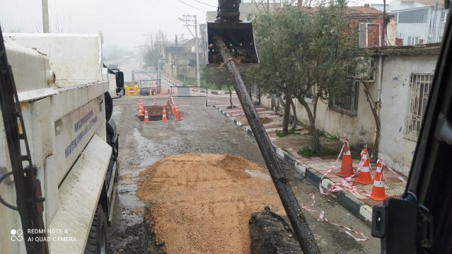 Çevre Koruma ve Kontrol Dairesi Başkanlığı ekipleri tarafından Şehzadeler'in Nurlupınar Mahallesinde sulama kanalının kapalı kesitinden tahta telefon direği de çıkartıldı. Çıkan direk vatandaşları hayrete düşürdü.