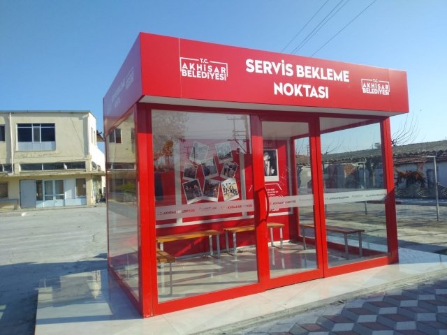 Göreve gelir gelmez kentteki fabrika işçilerinin yaşam standartlarını yükseltmek için çalışmalarına devam Başkan Besim Dutlulu, ilk olarak Akhisar’da birçok işçinin kullandığı lise kavşağına, içerisinde kliması bulunan yaklaşık 25 metrekarelik Servis Bekleme Noktası yapıldı.