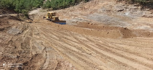 Manisa Büyükşehir Belediyesi, yerelde kalkınmanın sağlanması amacıyla tarım hayvancılık ve üretim faaliyetlerine verdiği destekleri arttırarak sürdürüyor. Bu kapsamda üreticilere destek olmak ve gelirlerini arttırmak amacıyla küçükbaş ve büyükbaş hayvancılığın yaygın olduğu mahallelerde yeni HİS göletleri yapımı ve mevcut göletlerin bakım, onarım ve temizlik çalışmalarına devam ediliyor. Kırsal Hizmetler Dairesi Başkanlığı ekipleri üreticilerden gelen talepler doğrultusunda Gördes ilçesi Korubaşı Mahallesi’nde yeni hayvan içme suyu göleti yapımına başladı. Gölet yapımı tamamlandığında Korubaşı Mahallesi’nde bulunan besi hayvanlarının yanında yaban hayvanlarının da göletten faydalanacağı belirtildi.