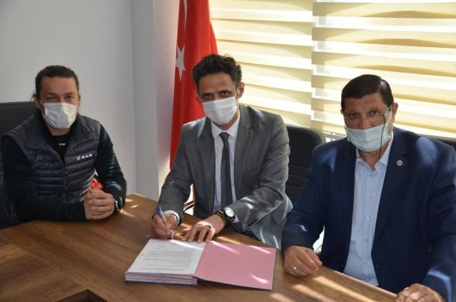Ziyarette ilk olarak Demirci Kaymakamı Adem Kaya ve Demirci Belediye Başkanı Selami Selçuk ile toplantı yapılarak Dağcılık Federasyonu Manisa İl Temsilcisi Fuat Kuloğlu ve Manisa’da faaliyet gösteren dağcılık kulüpleri arasında işbirliği protokolü imzalandı.