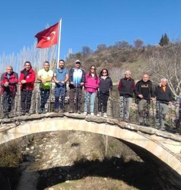 Turgutlu Belediyesi Dağcılık Akademisi (TURBELDAK), Dağcılık Federasyonu Manisa İl Temsilciliğine bağlı dağcılık kulüpleri ile birlikte Demirci Kaymakamlığı ve Demirci Belediyesine ziyarette bulundu.