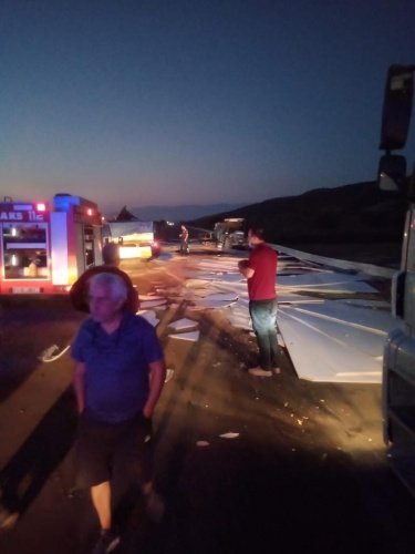 . 6 vatandaşın sağlık ekiplerine teslim edilmesinin ardından itfaiye ekipleri traktör altında kalan bir vatandaşın kurtarılması için çalışma başlattı. İtfaiye ekipleri tarafından yapılan müdahale sonucunda traktör altından çıkartılan yaralı da olay yerine gelen 112 Acil ekiplerine teslim edilerek tedavisinin yapılması için hastaneye sevki sağlandı.
