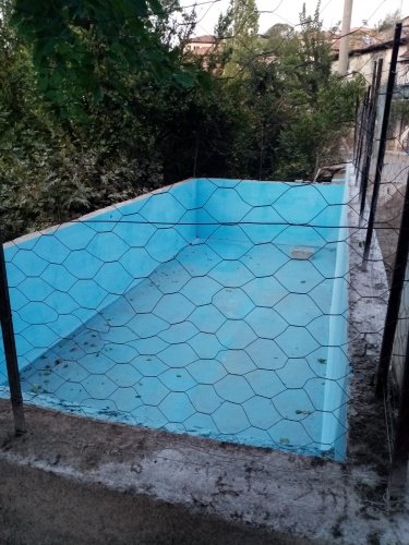 Manisa Büyükşehir Belediyesi Kırsal Hizmetler Dairesi Başkanlığı ekipleri, kırsal mahallelerdeki üreticilere destek vermek için çalışmalarını gelen talepler doğrultusunda hızla sürdürüyor. Bu kapsamda Demirci ilçesine bağlı Tekeler Mahallesi’nde bulunan, Mülga İl Özel İdare tarafından malzeme desteği sağlanarak işçiliği köy halkı tarafından yapılan havuzun zamanla ekonomik ömrünü doldurması nedeniyle meydana gelen su kaçaklarının önüne geçilebilmesi için sıva ve yalıtım malzemesi desteği verildi.