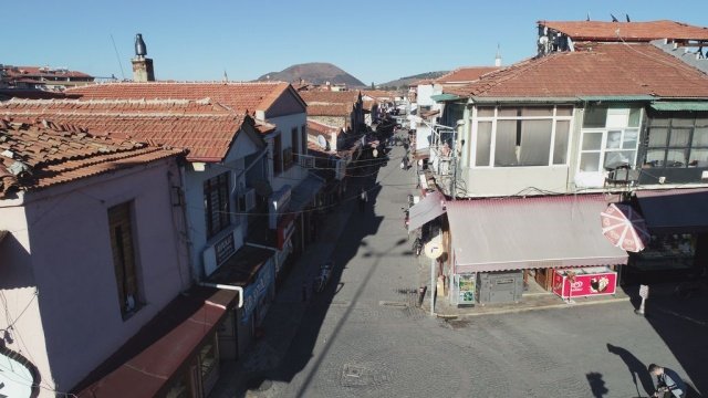 Manisa Büyükşehir Belediyesi, Kula turizminin geliştirilmesine katkıda bulunmak üzere gerçekleştirdiği çalışmalarına devam ediyor. Bu kapsamda Kula'nın Yunusemre Caddesi'nde bulunan tarihi çarşıda cephe ve sokak sağlıklaştırma projesi hayata geçiriliyor. Manisa Büyükşehir Belediyesi'nin yaklaşık 8 milyon lira bedelle gerçekleştireceği proje ile Yunusemre Caddesinin çehresi değişecek.