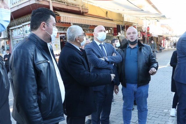 "Hasretle Beklediğimiz Bir Projeydi"
Kula Esnaf ve Sanatkarlar Odası Başkanı Aytekin Şadan ise, "Bu bizim yıllardır hasretle, özlemle beklediğimiz bir projeydi. Tabi tarihsel inşaatlar kolay olmuyor. Anıtlar kurulu dolayısıyla birkaç yıldır ertelenmişti. Gerçekten gelen misafirlerimize şehrimizin güzelliklerini tam yansıtamıyoruz. Vitrin önemli. Bu cadde bizim vitrinimiz. İnsanların ilk intiba edindikleri alan. Bu noktada çalışmanın başlamış olması bizleri sevindirdi. Büyükşehir Belediye Başkanımız Cengiz Ergün olmak üzere Kula esnafı adına sonsuz teşekkür ediyorum. Bir an önce projenin sonuçlandırılmasını bekliyoruz" ifadelerini kullandı.