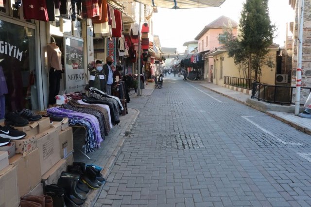 "Esnafımız, Halkımız Bu Projeyi Bekliyordu"
Projeyle ilgili değerlendirmelerde bulunan Kula Belediye Başkanvekili Nedim Güner, "Öncelikle çok teşekkür ediyoruz Büyükşehir belediyesi ve valiliğe bu projenin geliştirilmesinden dolayı. Gerçekten çok güzel bir kulaya özgü, tarihi dokuyu koruyacak bir proje. İnşallah esnafımız, halkımız bunu bekliyordu. İnşallah yıl sonuna da biterse burası turizm kenti olmaya aday bir şehir. İnşallah biz bu konuda elimizden ne geliyorsa elimizden gelen desteği vermeye hazırız. Bu konuda emeği geçen herkese teşekkür ediyoruz" dedi.