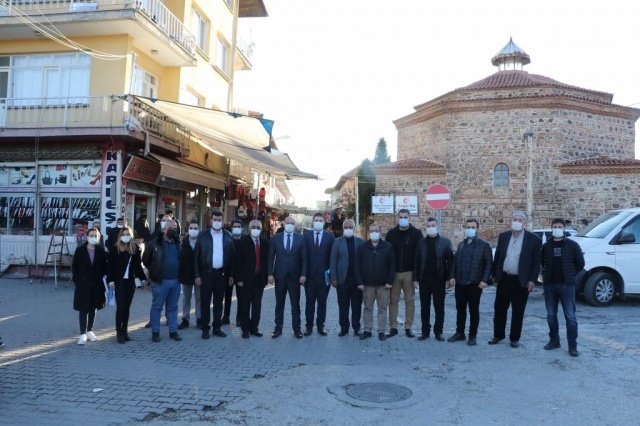 "Kulalı Esnafların Beğenisini Kazandı"
Hayata geçirilecek olan cephe ve sokak sağlıklaştırma projesi esnafların da beğenisini kazandı. Esnaf Hasan Hüseyin Şentürk, "Bu güzel proje için teşekkür ederiz. İnanıyorum ki çok güzel olacak. İnşallah güzel bir şey olur Kula'mız için Büyükşehir Beledisi'ne ve Kula Belediyesi'ne teşekkür ederiz" dedi. Haluk Erdil ise, "Emeği geçen herkesten Allah bin kere razı olsun. Bu Kula'mız için çok güzel bir şey. Burası zaten tarihi ile meşhur. Hepsini tek çatı altında toplamak çok güzel. Allah bin kere razı olsun" diye konuştu. Kula esnaflarından Gürcan Koparan da, "Kula'nın tarihi caddesinde yapılacak olan restorasyon ve yenileme çalışmalarında kültürel mirasları öne çıkaracağını ve turistler açısından da daha katkılı bir şekilde olacağına inanıyorum. Manisa Büyükşehir Belediyesi'ne çalışmalarından dolayı teşekkür ederiz" dedi.