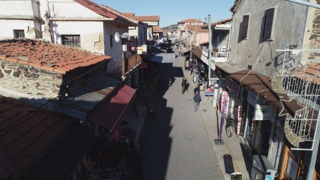 Projenin Maliyeti 8 Milyon Lira
Manisa Büyükşehir Belediyesi Fen İşleri Daire Başkanı Uğur Topkaya da projeyle ilgili teknik bilgiler aktardı. Daire Başkanı Uğur Topkaya, "Kula ilçemizin çarşısı, Yunusemre caddesindeyiz. Burada bulunan 96 adet dükkanda cephe ve sokak sağlıklaştırılması işinin ihalesini gerçekleştirdik. Büyükşehir Belediye Başkanımızın talimatlarıyla buranın önce projesi hazırlandı. Burası tescilli olduğu için anıtlar kurulu tarafından proje onaylandı. Sonrasında ihale çalışmalarını yaptık. Bugün itibariyle de sözleşmemizi imzalayarak yer teslimini yaptık. Çalışmalarımıza başlayacağız. Öncelikle burada çatılarda onarımlar yapılacak. Sonra dükkan cephelerinde doğramalarımızın değişmesiyle birlikte cephelerde sıva ve boya imalatları aslına uygun şekilde yapılacak. En sonunda da caddede içme suyu, yağmur suyu ve kanalizasyon çalışmaları MASKİ Genel Müdürlüğümüz tarafından yapılarak doğal taş kaplamasıyla caddemizin kaplaması da yapılacak. Güzel bir çarşıya kula ilçemizi kavuşturmuş olacağız. Projemizin yaklaşık maliyeti de 8 milyon lira" ifadelerini kullandı.