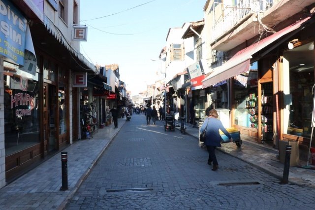 Daha yaşanılabilir şehirler oluşturmak adına il genelinde çalışmalarını sürdüren Manisa Büyükşehir Belediyesi, Kula ilçe merkezinde bulunan Yunusemre Caddesi'nde cephe ve sokak sağlıklaştırma projesini hayata geçiriyor. Yaklaşık 8 milyon lira bedelle yapılacak olan projeyle Yunusemre Caddesi'ndeki tarihi çarşı yepyeni bir görünüm kazanarak, ilçeye büyük değer katacak.