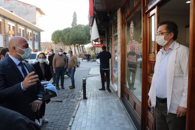 Manisa Büyükşehir Belediyesi Genel Sekreter Yardımcısı Ali Öztozlu da Kula Belediye Başkanvekili Nedim Güner, Büyükşehir Belediyesi Fen İşleri Daire Başkanı Uğur Topkaya, Kula Esnaf ve Sanatkarlar Odası Başkanı Aytekin Şadan, Kula Muhtarlık İşleri Şube Müdürü Faik Şentürk ve Belediye Meclis Üyeleriyle birlikte 
ihalesi yapılan ve yer teslimi gerçekleştirilen cephe ve sokak sağlıklaştırma projesiyle ilgili incelemelerde bulundu. Çarşıda bulunan esnaflara projeyi anlatan Genel Sekreter Yardımcısı Ali Öztozlu, tarihi çarşıda gerçekleştirilecek olan projenin ilçeye büyük değer katacağını ifade etti.