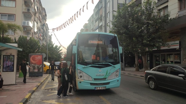 Manisa Büyükşehir Belediyesi ekipleri, eğitim döneminin ilk günlerinde öğrencilerin yoğun olarak kullandığı güzergahlar üzerinde denetim yaptı. Toplu taşıma araçları, zaman ve yoğunluk yönünden kontrol edildi. Öğrencilerin okullarına geç kalmaması için ek seferler düzenlendi.
