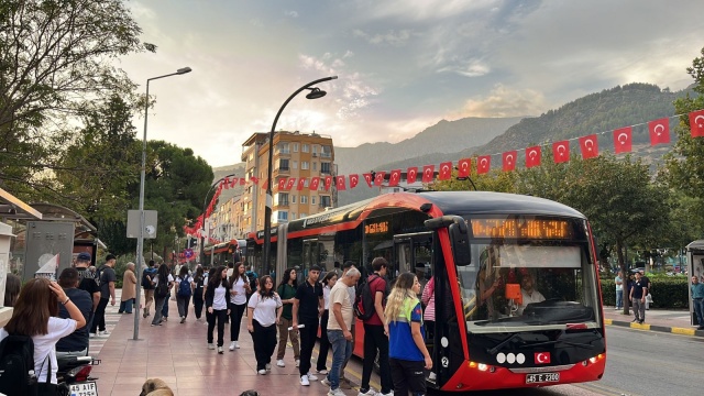 Öğrencilerin okullarına zamanında yetişmesi, işe gidecek vatandaşların ise yoğun trafik nedeniyle geç kalmaması için toplu taşıma kooperatifi ile yapılan görüşmeler sonucu yoğunluk yaşanan güzergahlara ek seferler düzenlendi. Trafik zabıta ekipleri, kontrollerin düzenli bir şekilde devam edeceğinin bilgisi verildi.