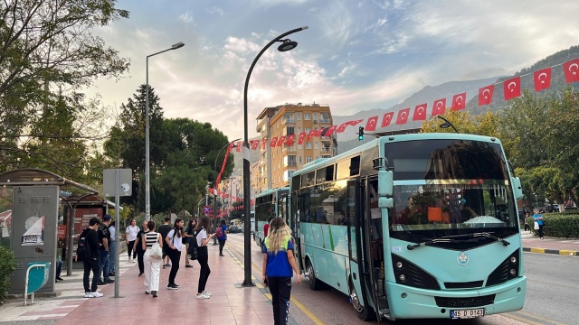 Manisa Büyükşehir Belediyesi Ulaşım Dairesi Başkanlığı’na bağlı Zabıta ekipleri, eğitim döneminin ilk günlerinde toplu taşıma araçlarında, zaman ve yoğunluk denetimi yaptı. Ekipler, özellikle öğrencilerin yoğun olarak kullandığı güzergah üzerindeki duraklarda, toplu taşıma araçlarının zaman çizelgesine uyup uymadığı yönünde kontrol yaptı.