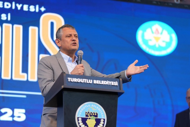 “Manisa’da Halk Ekmekler Ferdi’nin En Büyük Hayaliydi”
Halk Ekmek projesinin Ferdi Zeyrek’in en büyük hayali olduğunu söyleyen Özgür Özel, “Manisa’da Halk Ekmek, Ferdi’nin en büyük hayaliydi, hızla yaygınlaşıyor. Zaten kendisi ilkini açmıştı. Seçimdeki en önemli vaadiydi. Halk Mandıra’yı duyduğumda ‘Bu nereden çıktı?’ dedim. Dedi ki, ‘Abi süt ürünleri çok pahalı, çocukların proteine ihtiyacı var. Sütü topluyoruz, yolluyoruz, işlettiriyoruz, ucuza üretiyoruz, kapış kapış gidiyor. Millet yarı fiyatına yoğurt alıyor, peynir alıyor, yağ alıyor.’ Bütün Manisa’ya da hızla yaygınlaştırıyoruz. Ekrem Başkan’ın Kent Lokantaları, belediye başkanlarımız tarafından, büyükşehirimiz tarafından Manisa’ya yaygınlaştırılıyor” ifadelerini kullandı.
 
“Bahane Üretmiyor, Hizmet Üretiyoruz”
Turgutlu’daki açılışlarda bulunmaktan mutlu olduğunu ifade eden Manisa Büyükşehir Belediye Başkanı Besim Dutlulu, “Bir ilçe belediyesinin bu işlevi yerine getirmesi büyük iştir. Çetin Başkan’a helal olsun. 6 sene Akhisar Belediye Başkanlığı yaptım; ilçe belediye başkanının yaşadığı sıkıntıları, maddi zorlukları ve yoklukları çok iyi bilirim. Bu bakımdan Çetin Başkan’ın yaptığının kıymeti çok önemlidir. Maddi zorluklar içinde iş yapmaya çalışan Cumhuriyet Halk Partili belediyeler var. Şunu görüyorum ki bizim 14 belediyemiz Manisa’da, başta Büyükşehir Belediyesi olmak üzere, bahane üretmiyor, hizmet üretiyor” dedi.