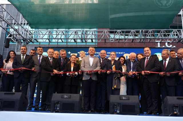 Spor, Kültür ve Sosyal İçerikli Dev Yatırımlar Hizmete Girdi
 
Manisa Büyükşehir Belediyesi ve Turgutlu Belediyesi'nin iş birliğiyle hayata geçirilen Mimar Ferdi Zeyrek Spor Kompleksi, Ekrem Gürel Kültür Merkezi, Kent Lokantası, Halk Mandıra ve Halk Ekmek projeleri, CHP Genel Başkanı Özgür Özel’in de katılımıyla düzenlenen törenle Turgutlu halkının hizmetine açıldı.
 
Manisa Büyükşehir Belediyesi ve Turgutlu Belediyesi işbirliği ile şehre kazandırılan projelerin toplu açılış töreni gerçekleştirildi. Törende Turgutlu Belediyesi Mimar Ferdi Zeyrek Spor Kompleksi, Ekrem Gürel Kültür Merkezi, Kent Lokantası, Halk Mandıra ve Halk Ekmek açılışları CHP Genel Başkanı Özgür Özel, Genel Başkan Yardımcısı Gökhan Zeybek, Manisa Büyükşehir Belediye Başkanı Besim Dutlulu, Manisa Milletvekilleri Ahmet Vehbi Bakırlıoğlu, Selma Aliye Kavaf, Bekir Başevirgen, Malatya Milletvekili Veli Ağbaba, CHP İl Başkanı İlksen Özalper, Turgutlu Belediye Başkanı Çetin Akın, Nurcan Zeyrek, ilçe belediye başkanları, ilçe başkanları, mahalle muhtarları, sivil toplum örgütlerinin temsilcileri ve vatandaşların katılımıyla yapıldı.
 
Özel, Merhum Ferdi Zeyrek’i Andı
Konuşmasına merhum başkan Ferdi Zeyrek ile başlayan CHP Genel Başkanı Özgür Özel, “En az 100 büyük proje tamamlandı, açılmasını bekliyor. İrili ufaklı binin üzerinde açılış var. Ben Genel Başkan’ken memleketimde ilk açılışı, ilk temel atma törenini onunla birlikte yapmıştık. Yine değerli milletvekillerimiz buradaydı ve yanımızda Ferdi kardeşimiz de vardı. O gün töreni yaparken ‘Temeli burada atıyoruz. İnşallah açılışta kurdeleyi Ferdi Başkan’la beraber büyükşehir belediye başkanı olarak keseceğiz’ demiştik. Allah’ın nasip ettiği süre boyunca hizmet etti. Ama o talihsiz kaza üç ay önce kardeşimizi, evladımızı bizlerden aldı. O günden sonra bugün Manisa’da ilk kez bir açılış törenindeyiz. Bu açılış töreninde ne acıdır ki ta o zaman, 12 Ocak 2024’te birlikte temelini attığımız o tesise bugün onun adını veriyoruz” dedi.
 
“Her Yere Ferdi Zeyrek İsmi Veriliyor”
Ferdi Zeyrek’in çok sevildiğini, ülkenin her yerinde isminin yaşatıldığına vurgu yapan Genel Başkan Özel, “Uşak Belediye Başkanımız da beni gelecek hafta çarşamba günü Nurcan kardeşim ile beraber bir başka açılışa çağırdı. O açılışta da Uşak’ta çok büyük bir kültür ve sanat merkezi, konser salonu açılıyor. İlk 29 Ekim’de Ferdi, Manisa’ya Fazıl Say’ı getirmişti. Fazıl Say ile birlikte Uşak’ta Ferdi Zeyrek Kültür ve Sanat Merkezi’ni açacağız. Onun adını, ona yakışır büyük projelerde yaşatmaya devam edeceğiz” diye konuştu.