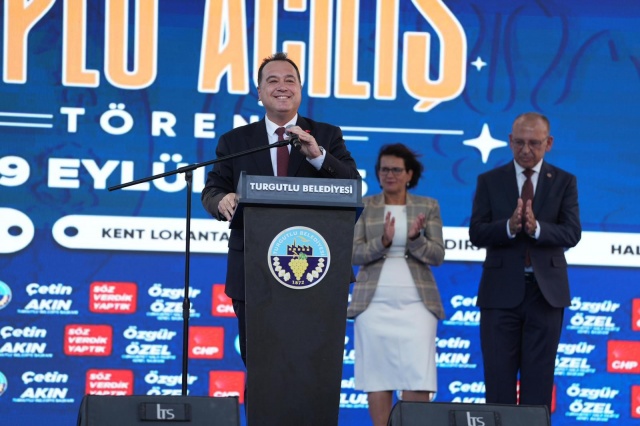 Çetin Akın, Merhum Ferdi Zeyrek’i Yad Etti
Konuşmasına merhum başkan Ferdi Zeyrek’i anarak başlayan Turgutlu Belediye Başkanı Çetin Akın, “12 Ocak 2024’te Genel Başkanımız Özgür Özel ile birlikte temelini attığımız Ekrem Gürel Kültür Merkezi ve Selvilitepe Spor Kompleksi’nin açılışını bugün yeniden onunla yapmaktan gurur duyuyorum. Ayrıca, Manisa Büyükşehir Belediyesi’nin Kent Lokantası, Halk Mandıra ve Halk Ekmek projelerinin de açılışını gerçekleştiriyoruz. Konuşmama, bugünkü açılış töreninde aramızda en çok olmasını istediğimiz Ferdi Başkanımızı yâd ederek başlamak istiyorum. 12 Ocak’taki temel atma ve toplu açılış töreninde yanımızdaydı, keşke şu anda da aramızda olsaydı. Tüm Türkiye’nin dualarla uğurladığı, herkesin ‘çok iyi bir insandı’ diyerek kalbinde yaşatacağı Ferdi Başkanımızı sevgi ve özlemle anıyorum” dedi.
 
“Tesise Bugün Onun Adını Vererek Yaşatıyoruz”
Tesise isim verme konusunda meclis üyelerine teşekkür eden Başkan Çetin Akın, “Ferdi Başkanımızın çocuklara ve gençlere ne kadar önem verdiğini, sporu oldukça önemsediğini hepimiz çok iyi biliyoruz. Bundan dolayı Selvili Tepe Spor Kompleksi’ne onun adını vererek hatırasını en iyi ve doğru şekilde yaşatacağız. Bu konuda siyaset gözetmeksizin fikir ve gönül birliği içerisinde olduğumuz meclis üyelerimize de buradan ayrıca teşekkür ederim” diye konuştu. Çetin Akın, konuşmasına Manisa Büyükşehir Belediyesi ve Turgutlu Belediyesi tarafından şehre kazandırılan yatırımlar ve projeler hakkında verdiği bilgiler ile devam etti.
 
Açılış Töreni Gerçekleştirildi
Yapılan konuşmaların ardından Turgutlu Belediyesi önünde düzenlenen törende Manisa Büyükşehir Belediyesi ve Turgutlu Belediyesi'nin ilçede hayata geçirdiği Ferdi Zeyrek Spor Kompleksi, Ekrem Gürel Kültür Merkezi, Kent Lokantası, Halk Mandıra ve Halk Ekmek projelerinin açılış kurdelesi kesildi.