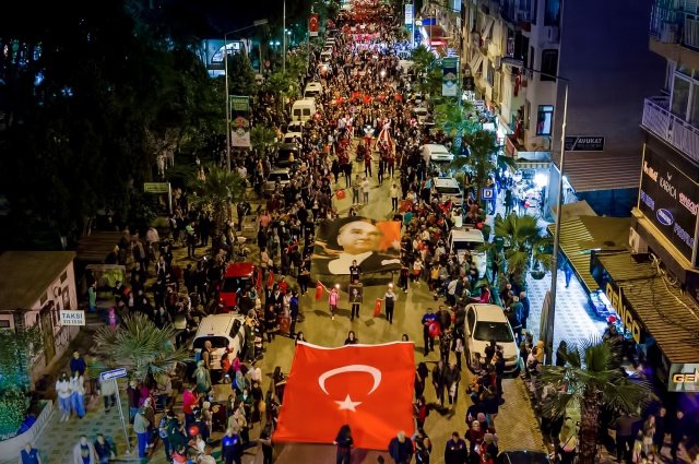Turgutlu Belediyesi, 19 Mayıs Atatürk’ü Anma, Gençlik ve Spor Bayramı’nda renkli etkinliklere ev sahipliği yaptı. Kutlamalar sabah saatlerinde 15 Temmuz Demokrasi Şehitleri Alanı’nda gerçekleşen Resmi Tören ile başladı. Akşam saatlerinde düzenlenen Fener Alayı ise unutulmaz anlara sahne oldu. Fener Alayı’na Türk Bayrakları ve Atatürk bayraklarıyla katılan binlerce kişiyle birlikte bayram coşkusu doyasıya yaşandı