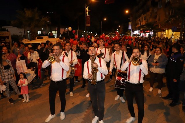 Turgutlu Belediyesi 19 Mayıs Atatürk’ü Anma Gençlik ve Spor Bayramı’nı binlerce vatandaşın katılımıyla birbirinden özel etkinliklerle kutladı. Resmi Tören ile başlayan kutlamalar, Fener Alayı ve İkiye On Kala konseriyle taçlandı.