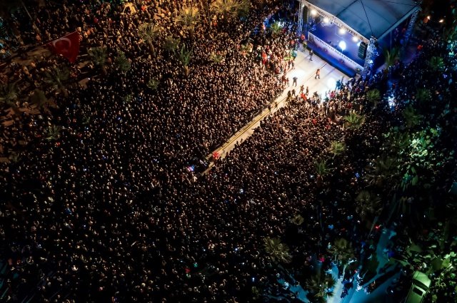 İkiye On Kala rüzgarı esti
Turgutlu Belediyesi organizasyonuyla hayranlarıyla buluşan İkiye On Kala, 19 Mayıs Atatürk’ü Anma Gençlik ve Spor Bayramı sevincini ikiye katladı. Kafamda Kentsel Dönüşümler, Bütün İstanbul Biliyo başta olmak üzere en sevilen şarkılarını seslendiren İkiye On Kala’ya alanı hıncahınç dolduran sevenleri de gece boyunca eşlik etti.