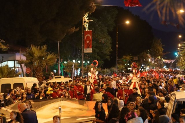 “Sizler her şeyin en güzeline layıksınız, bende sizlere her şeyin en güzelini yapacağım”
Konser sırasında sahneye çıkan Turgutlu Belediye Başkanı Çetin Akın, Ege Orman Vakfı işbirliğiyle 10 adet fidan bağışı, Turgutluspor forması ve çeşitli hediyeleri İkiye On Kala’ya takdim etti. Tüm Turgutlu halkının 19 Mayıs Atatürk’ü Anma Gençlik ve Spor Bayramı’nı sahneden kutlayan Başkan Çetin Akın, “Muhteşemsiniz, muhteşem! Turgutlu bugün bir başka güzel. Sizleri çok seviyoruz. Sizlere bir söz vermiştik; unutturulmaya çalışılan milli bayramlarımızı en güzel şekilde kutlayacağız demiştik. Sizler her şeyin en güzeline layıksınız. Bende sizlere her şeyin en güzelini yapacağım, söz veriyorum size. Göreve geldiğimizden bu yana üç yıl geçti. Bu süre içerisinde sizlerin parasını kuruşuna kadar hesabını yaparak harcadık. Bundan sonraki süreçte de Turgutlu Belediyesi emin ellerde. Bize bırakmış olduğunuz emaneti layığıyla yaptığımız işlerle göstereceğiz. Bu bayram, 16 Mayıs 1919’da başlayarak 19 Mayıs’ta ülkemizin kuruluş ateşinin yakıldığı bir bayram. Gazi Mustafa Kemal Atatürk ve onun silah arkadaşları da bizlere öyle güzel bir vatan, öyle güzel bir yönetim anlayışı olan Cumhuriyet’i siz gençlere hediye etti. 19 Mayıs Atatürk’ü Anma Gençlik ve Spor Bayramı’mız kutlu olsun” dedi.
İkiye On Kala ise anlamlı hediyeleri için Başkan Çetin Akın’a ve alanı dolduran binlerce kişiye teşekkür etti. 
Fener Alayı ve İkiye On Kala konserine Turgutlu Belediye Başkanı Çetin Akın, eşi Sabriye Akın, kızı Gülce Akın, Cumhuriyet Halk Partisi (CHP) Manisa Milletvekili Bekir Başevirgen, CHP Turgutlu İlçe Başkanı Hüseyin Oğuz, İYİ Parti Turgutlu İlçe Başkanı Önder Ertaş, Turgutlu Belediye Başkan Yardımcıları Fırat Honaz, Evren Erbaş, Turgutlu Belediyesi Meclis Üyeleri, Daire Müdürleri, muhtarlar, dernek ve oda başkanları katıldı.