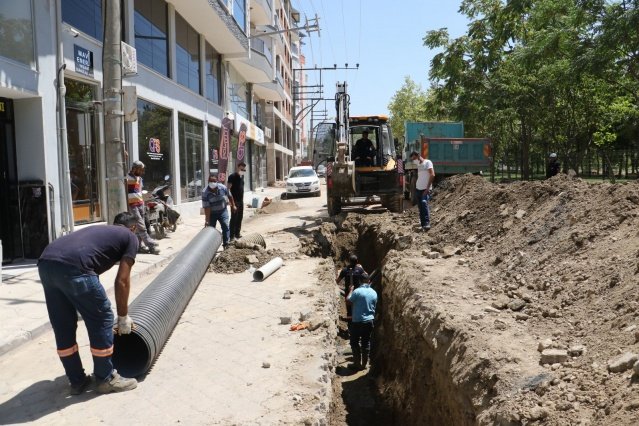 Manisa Su ve Kanalizasyon İdaresi (MASKİ) Genel Müdürlüğü, il genelinde vatandaşların ihtiyacına yönelik çalışmalarına devam ediyor. Bu kapsamda Kanalizasyon Dairesi Başkanlığı ekipleri, Turgutlu ilçesi Subaşı mahallesi Son Sokak üzerinde bulunan ana kanalizasyon hattında 60 metrelik yenileme çalışması gerçekleştirdi. Çalışmanın tamamlanmasının ardından mahallede sorun yaşanan kanalizasyon hattı kalmadı.