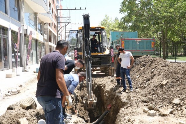 Muhtar ve vatandaşlar çalışmalardan dolayı memnun
Subaşı Mahallesi Muhtarı Sami Tezcan, çalışmalardan duyduğu memnuniyeti dile getirerek, “Mahallemizde yapılan bu çalışma ile sorunlu noktadaki kanalizasyon hattımız yenilendi. Çevrede yaşayan vatandaşlarımız da bu çalışmadan dolayı oldukça memnun. Büyükşehir Belediye Başkanımız Sayın Cengiz Ergün’e ve emeği geçenlere çok teşekkür ediyorum” ifadelerini kullandı.