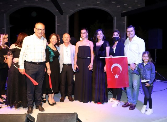 Ergenekon Mahallesi Amfitiyatro’da gerçekleşen programda Turgutlu Belediyesi Halk Oyunları ekibi, Alaşehir Kemaliye Yörük Türkmen Efeler Derneği ekibi ve Bornova Halk Oyunları Gençlik ve Spor Kulübü (BORDER) Halk Oyunları ekibi hazırladıkları gösteriyle seyircilerden büyük beğeni topladı.