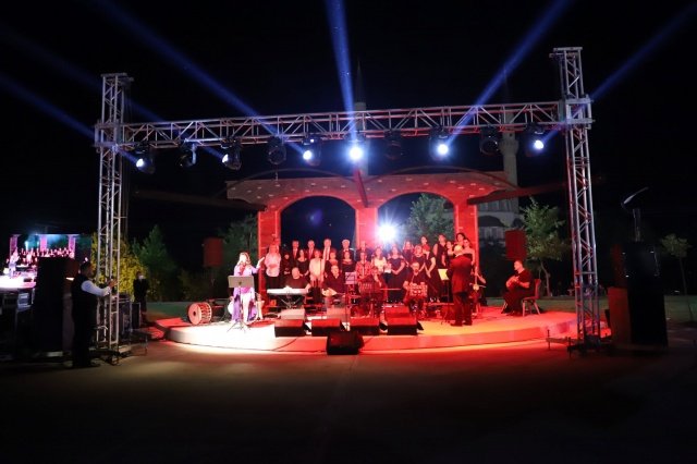 Halk Oyunları gösterileri ve Türk Halk Müziği konserine Turgutlu Belediye Başkanı Çetin Akın, eşi Sabriye Akın, kızı Gülce Akın, Başkan Yardımcıları Fırat Honaz ve Evren Erbaş Ser, Mustafa Biçer, daire müdürleri ve çok sayıda vatandaş katıldı.