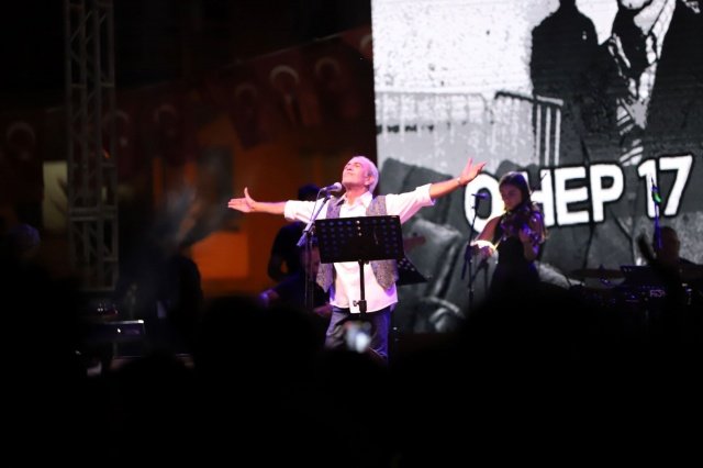 Fidan bağışı hediyesinin çok değerli olduğunu ifade eden usta sanatçı Edip Akbayram ise yıllar sonra yeniden Turgutlu’da konser vermekten dolayı çok mutlu olduğunu söyledi.