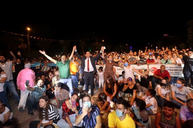 “Seçim sahalarında iki tane söz vermiştim sizlere. Birincisi şerefimizle, namusumuzla tüyü bitmemiş yetimin hakkını kuruşuna kadar hesabını vererek yöneteceğiz demiştim. O sözümüzde duruyoruz. İkincisi ise yaradanı yaratandan ötürü seveceğiz. Onun rengine, diline, dinine, siyasi görüşüne bakmadan kapımızı ve gölümüzü açarak onlara hizmet edeceğiz demiştik. Bakın hep şunu söylüyorum; insan olmak kadar güzel bir şey yok. Bizim farklılıklarımız bizim zenginliklerimiz. Biz barışı, huzuru istediğimiz sürece bu ülkenin içine nifak tohumlarını ekemeyecekler. Onlara müsaade etmeyeceğiz. Kardeşçe yaşamayı, birlikte yaşamayı hep birlikte öğreneceğiz. Biz doğruları söylemeye ve haykırmaya  devam edeceğiz.”