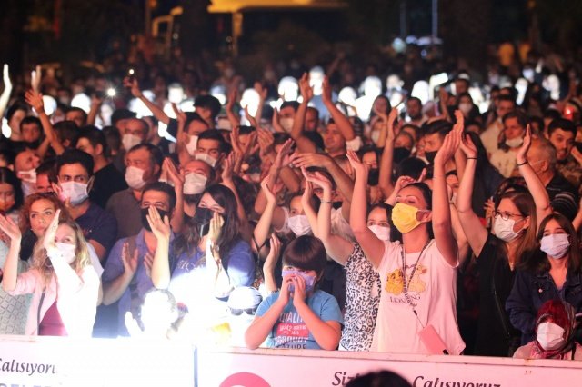 Konser sırasında Edip Akbayram’a Ege Orman Vakfı işbirliğiyle 10 adet fidan bağışı, Turgutluspor forması ve çeşitli hediyeleri takdim eden Turgutlu Belediye Başkanı Çetin Akın, “Büyük üstadımıza bizi kırmadığı için, yıllar sonra bize böyle bir değeri ve geceyi yaşattığı için kendine teşekkür ediyorum” dedi. Başkan Çetin Akın ayrıca şunları söyledi:
