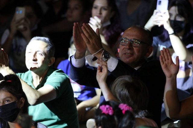 Fidan bağışı hediyesinin çok değerli olduğunu ifade eden usta sanatçı Edip Akbayram ise yıllar sonra yeniden Turgutlu’da konser vermekten dolayı çok mutlu olduğunu söyledi.