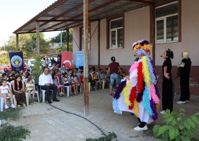 Çocuklar sokak tiyatrosunun keyfini çıkardı
Merkez ve kırsal mahallelerde farklı noktalarda düzenlenecek “En Güçlü Kim?” Sokak Tiyatrosu ise Dağyeniköy ve Dağmarmara Mahallelerinde sahneledikleri oyunla başladı. Çocukları tiyatro ile buluşturan “En Güçlü Kim?” oyuncuları çocuklara eğlence dolu anlar yaşattı.