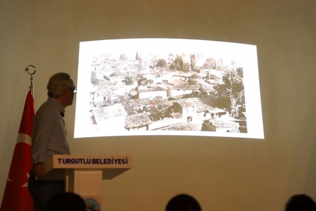 Bağ Bozumu ve Kurtuluş Şenlikleri’nin ikinci gününde Turgutlu Kent Müzesi Sorumlusu Mehmet Gökyayla tarafından “Yangın Öncesi ve Sonrası Fotoğraflarla Turgutlu” sunumu yapıldı. Eski Belediye Binasında gerçekleşen programda, Turgutlu ve bölgenin tarihini temelinden etkileyen, Yunan birliklerinin Türk ordusunun önünden kaçarken ilçede çıkardıkları yangın sonucunda kentte meydana gelen değişim, Kent Müzesi arşivinden seçilen birbirinden önemli çok sayıda fotoğraf ve bir video filmiyle katılımcılara anlatıldı.