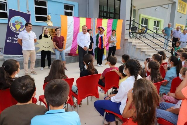 Turgutlu Belediyesi ev sahipliğinde düzenlenen Bağ Bozumu ve Kurtuluş Şenlikleri’nin ikinci gününde Turgutlu’nun geçmişine ışık tutuldu. “En Güçlü Kim?” Sokak Tiyatrosu ilk gününde ise Dağyeniköy ve Dağmarmara Mahallelerinde çocuklara eğlenceli anlar yaşattı. Turgutlu Belediye Başkanı Çetin Akın, Başkan Yardımcıları Fırat Honaz ve Evren Erbaş Ser ile birlikte hem çocuklarla birlikte oyunları izledi hem de Eski Belediye Binasında gerçekleşen programa katıldı.