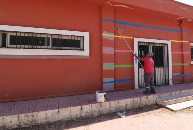 Turgutlu Belediyesi Park ve Bahçeler Müdürlüğü ekipleri Ergenekon Mahallesinde yürüttüğü ağaçlandırma çalışmalarını tamamladı. Yine Park ve Bahçeler Müdürlüğü ekipleri tarafından Urganlı Mahallesinde yer alan 23 Nisan Ortaokulu ile Irlamaz Mahallesinde bulunan Refik Pınar İlk ve Ortaokulunun iç ve dış cephe boyama çalışmalarına devam ediliyor.