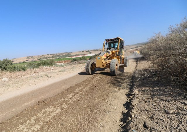 Turgutlu Belediyesi ekiplerinin çalışmaları hakkında konuşan Turgutlu Belediye Başkan Yardımcısı Ahmet Daşkan, “Fen İşleri ile Park ve Bahçeler Müdürlüğü ekiplerimiz çalışmalarına devam ediyor. Turgutlu’muzun ihtiyaçları ve vatandaşlarımızdan gelen talepler doğrultusunda çalışmalarımızı gerçekleştirmeyi sürdüreceğiz. Yoğun bir çabayla Turgutlu’muz için çalışan çalışma arkadaşlarımıza kolaylıklar diliyorum” dedi.