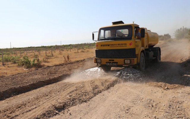 Fen İşleri Müdürlüğü ekipleri ise İzzettin Mahallesindeki arazi yollarının bakım çalışmalarını tamamlayarak başta üreticilerin olmak üzere mahalle sakinlerinin kullanımına hazır hale getirdi.