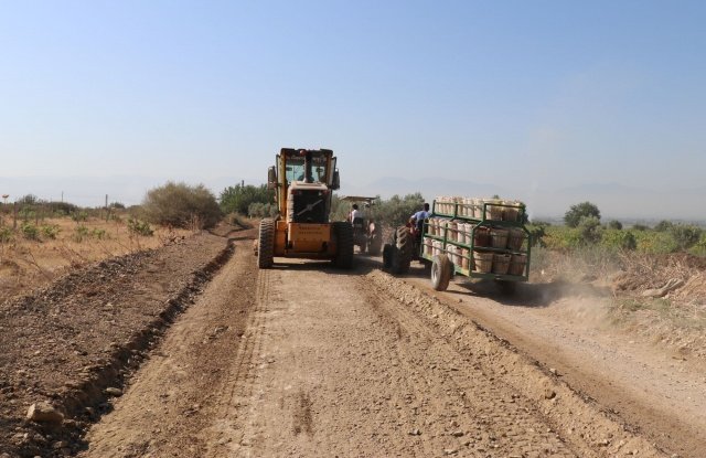 Turgutlu Belediyesi ekipleri ilçe genelindeki çalışmalarına aralıksız devam ediyor. Çalışmalar doğrultusunda ağaçlandırma, arazi yolu bakımı ile okulların boyama işlemleri sürdürülüyor.