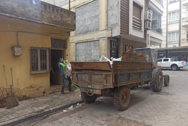 Bahse konu olan evin içerisinden çok sayıda kirli atık toplanarak çıkarıldı. Halk ve çevre sağlığının korunmasına yönelik aldığımız tedbirler gereği dezenfektasyon çalışmaları da ekiplerimizce ayrıca tamamladı. Özverileri çalışmaları ekiplerimize için teşekkür ederiz” dedi.