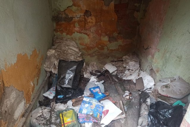 Halk sağlığını tehdit eden plastik başta olmak üzere çok sayıda atığın yer aldığı evin temizlik ve dezenfektasyon işlemleri ekipler tarafından gerçekleştirildi. Söz konusu evin içerisinden toplam 4 traktör çöp çıkarıldı.