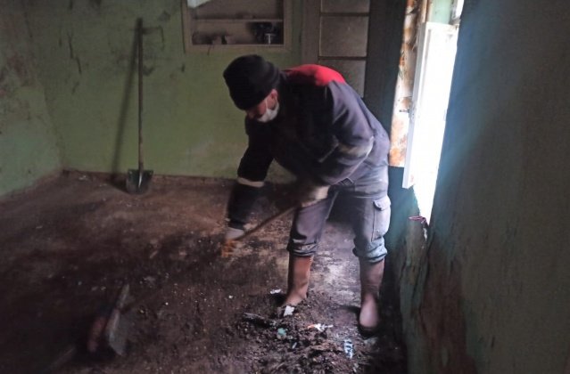 Turgutlu Belediyesi Temizlik İşleri Müdürlüğü ekipleri, bir vatandaşın Kurtuluş Mahallesi Hatuniye Sokak üzerinde bulunan bir evin temizlenmesi hususunda Turgutlu Kaymakamlığına talepte bulunmasının ardından harekete geçti.
