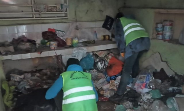 Turgutlu Belediyesi Ekipleri Harekete Geçti: 4 Traktör Çöp Çıkarıldı

Turgutlu Belediyesi ekipleri bir çöp evin daha temizliğini gerçekleştirdi. Söz konusu evden 4 traktör çöp çıkarıldı.