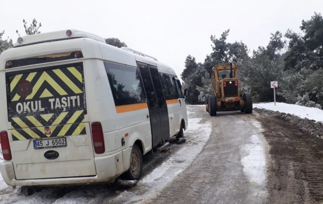 Karda mahsur kalan öğrencilerin imdadına belediye ekipleri yetişti

Kırsal mahallerde etkili olan yoğun kar yağışı Baktırlı Mahallesinde ulaşımın bir süre aksamasına ve öğrenci servisinin yolda kalmasına sebep olurken Turgutlu Belediyesi ekiplerinin başarılı müdahalesi sonucunda öğrenci servisi kurtarıldı. Teyakkuz halinde olan ekipler ihtiyaç duyulan bölgelerde çalışmalarına devam ediyor. Olası bir acil durumda vatandaşlar 0552 105 45 45 numaralı Belediye Whatsapp Hattından iletişime geçebilir.