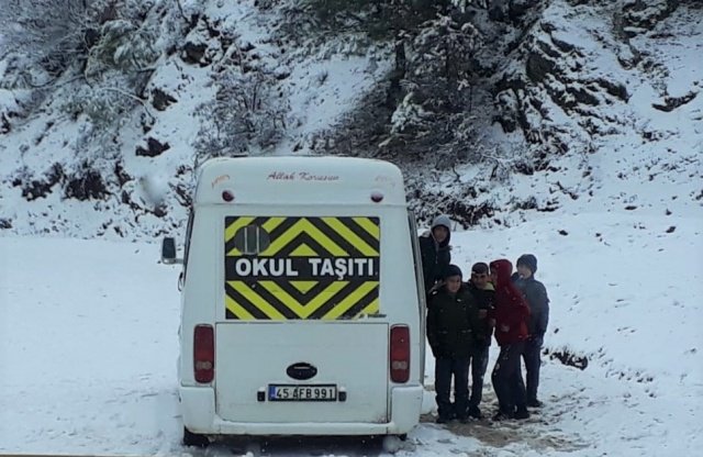 Turgutlu Belediyesi Ekipleri Karla Mücadele İçin Görev Başında
 
Turgutlu Belediyesi kentin yüksek kesimlerinde etkili olan yoğun kar yağışına anlık müdahale etti. Belediye ekipleri tarafından karda mahsur kalan öğrenci servisi kurtarıldı.
Turgutlu Belediyesi Fen İşleri Müdürlüğü ekipleri kentin yüksek kesimlerinde etkisini gösteren ani kar yağışının hayatı olumsuz etkilememesi amacıyla yol açma ve kar küreme çalışmalarını aralıksız sürdürüyor. Fen İşleri Müdürlüğüne bağlı ekipler yoğun kar yağışının ardından Baktırlı ve Karaoluk Mahallelerinde ulaşımın sağlıklı işleyebilmesi amacıyla kapanan yollara müdahale ederek olumsuzlukların önüne geçti.