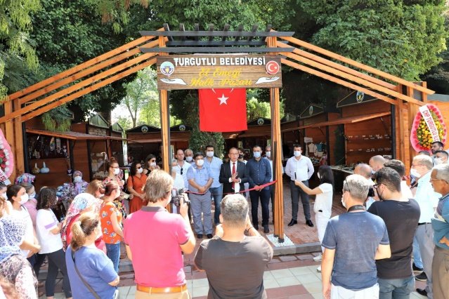 Açılış töreninde konuşan Başkan Çetin Akın seçim döneminde vermiş olduğu sözü tutmaktan dolayı oldukça mutlu olduğunu belirterek Turgutlulu kadınlara ve dezavantajlı gruptaki vatandaşlara yönelik hayata geçirilen El Emeği Halk Pazarı projesinin Turgutlu’ya hayırlı olmasını diledi. Başkan Akın şu şekilde konuştu: