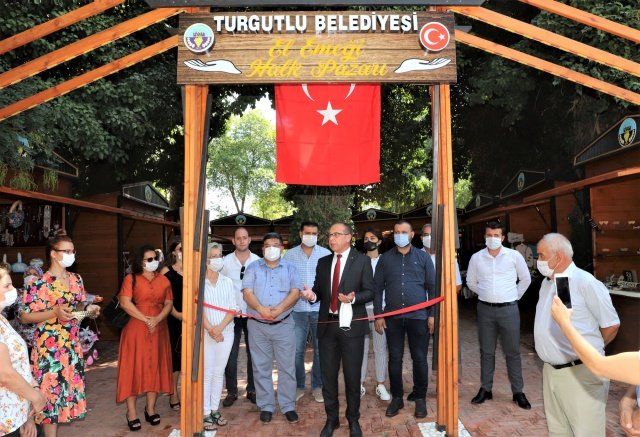 Açılış töreninin ardından Başkan Akın, eşi Sabriye Akın ve Başkan Yardımcıları Ahmet Daşkan, Fırat Honaz, Evren Erbaş Ser ve Mithat Erden ile birlikte kurulan stantları gezdi. Ürünler ile ilgili bilgi aldı ve ürünlerinin satışını yapan vatandaşlara hayırlı işler dileklerinde bulundu.